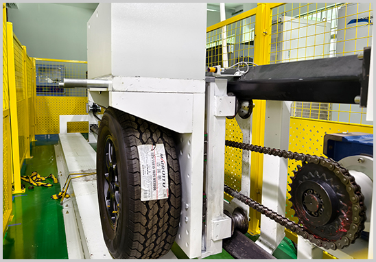 充電槍車輛碾壓試驗(yàn).jpg 充電槍車輛碾壓試驗(yàn).jpg